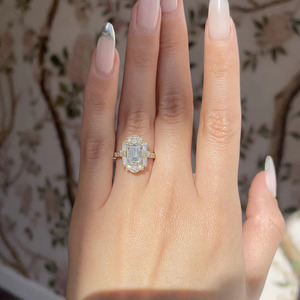Anillo de Compromiso de Oro Amarillo de 14K con Diamante Cultivado en Laboratorio, Corte Esmeralda, Estilo Art Deco - Product Image 2