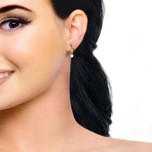 ต่างหูทรงหยดน้ำประดับเพชรเจ้าหญิงทรงเรขาคณิต พร้อมดีไซน์โค้งมนสีทองและประดับด้วยหินสีขาว - Product Image 3