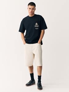 Elegantes pantalones cortos de mezclilla para hombre hechos con tela de alta calidad, suaves, transpirables y duraderos, perfectos para uso casual de verano y actividades al aire libre. - Product Image 3