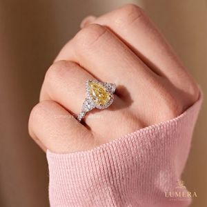 Bague de luxe fantaisie en diamant jaune de laboratoire taille poire avec pierres latérales en forme de cœur et sertissage halo |   Bijoux plaqués or certifiés IGI - Product Image 3