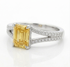 Anillo clásico de diamante amarillo de talla esmeralda con diamantes pavé laterales en oro blanco para regalo de boda unisex - Product Image 2