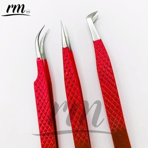 Pinza de Precisión para Extensión de Pestañas RMI, de Acero Inoxidable con Recubrimiento Rojo y Agarre de Diamante Antiestático - Product Image 2