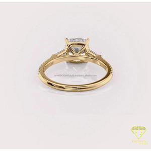 Anillo de Lujo de Plata de Ley 925 con Diamante Moissanita Cuadrado en el Centro y Detalles Laterales Brillantes en Tono Dorado, Joyería para Bodas - Product Image 2