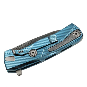 Navajas Plegables Azules Metálicas con Hoja con Patrón de Damasco y Diseño de Clip de Bolsillo con Mango Ranurado para Acampar al Aire Libre y Uso Diario - Product Image 5
