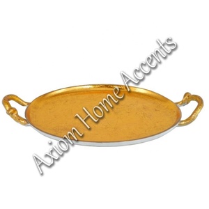 Bandeja de aluminio artesanal con acabado suave Ideal para servir aperitivos o bebidas de Axiom Home Accents - Product Image 1
