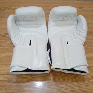Guantes de Boxeo de Piel Sintética Blanca con Logotipo Personalizado al por Mayor, 14 oz, Equipo de Protección para Entrenamiento y Combate para Adultos - Product Image 4