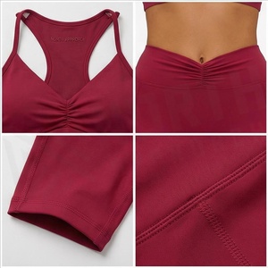 Ensemble de yoga 2 pièces : Haut dos nu à col en V profond et short taille haute froncé, couleur bordeaux unie, sans couture, vêtements de sport - Product Image 4