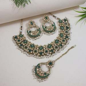 Juego de Collar, Pendientes y Maang Tikka de Perlas Kundan Chapadas en Oro para Novia - Product Image 1