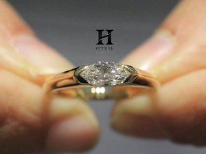 Anillo de compromiso minimalista de oro de 14K con diamante de laboratorio de corte marquesa de lujo oriental-oeste, engaste de bisel, joyería solitaria moderna - Product Image 2