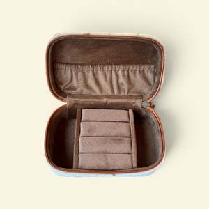 Étui à bijoux bohème en cuir repoussé avec fermeture éclair violette et motif cachemire sur le dessus, idéal pour le rangement et les voyages - Product Image 3
