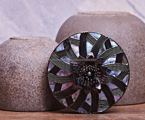 Venta al por mayor de artesanía de lujo de vanguardia MOP Party Clutch elegante perla Shell bolso para la noche nupcial innovador patrón de piedra - Product Image 1