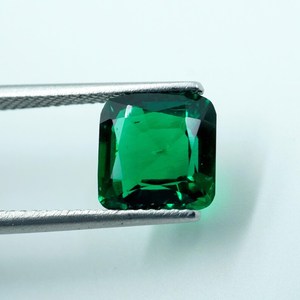 พลอยมรกตแซมเบียเพาะเลี้ยงในห้องปฏิบัติการ HAYAAT GEMS น้ำหนัก 2.20 กะรัต รูปทรงคุชชั่นเจียระไน พร้อมเอฟเฟกต์เปลี่ยนสี ขนาด 8x8x4 มม. สำหรับทำเครื่องประดับ - Product Image 2