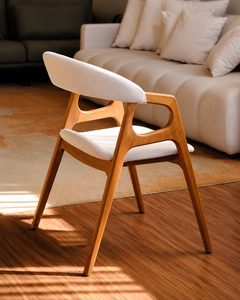 Chaise de salle à manger en bois massif avec accoudoirs, dossier incurvé recouvert de tissu blanc, fauteuil moderne en bois - Product Image 2