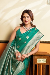 Sari tradicional de seda verde con borde de zari y blusa para bodas, estilo indio-pakistaní para mujer - Product Image 1