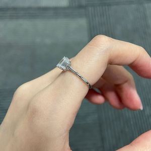 แหวนหมั้นเพชรทรงเหลี่ยมมรกต 3.0 กะรัต เพชร CVD สามเม็ด ทอง 14K เพชรเพาะเลี้ยงในห้องปฏิบัติการ แหวนแต่งงานและขอแต่งงานสำหรับผู้หญิง - Product Image 4