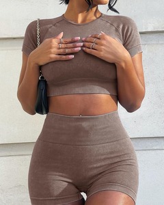 Ensemble de yoga deux pièces, haut court à col rond, short taille haute, couleur unie, sans couture, extensible, respirant - Product Image 3