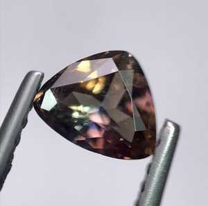 Axinite naturelle taillée du Pakistan, qualité supérieure, pierre précieuse marron-violet à facettes, pierre de bijoux en axinite, pierre précieuse en vrac - Product Image 1