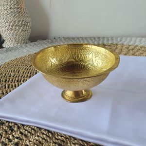 Tazón de metal de lujo con diseño en relieve de latón, forma personalizada para servir ensaladas o frutas, acabado dorado, tazón de metal para frutas. - Product Image 2