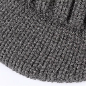 Bonnet d'hiver thermique en tricot gaufré, design vert, avec revers personnalisable, fabriqué par un fabricant de bonnets - Product Image 6