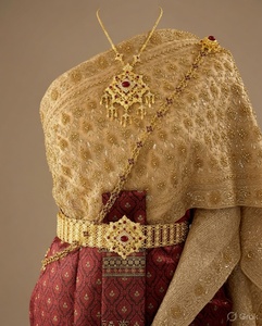 Robe de mariée moderne et simple Royal Golden Sabai, sans manches, col rond, taille naturelle, en mousseline de soie, broderie en dentelle, dos boutonné - Product Image 2