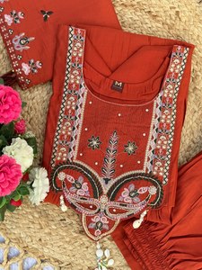 Conjunto de Lujo de Kurta Anarkali, Pantalón y Dupatta de Seda Romana |   Ropa Étnica Festiva Hecha a Mano |   Ropa de Calidad de Exportación - Product Image 5