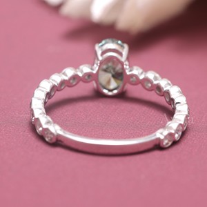 Bague de fiançailles/mariage/anniversaire en or 18 carats plaqué rhodium avec halo de diamants verts ovales cultivés en laboratoire certifiés IGI - Product Image 4