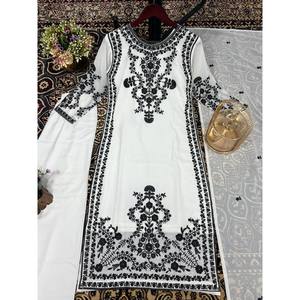 Ensemble de vêtements de soirée pour femmes de créateur avec broderie lourde - Haut, bas et dupatta - Product Image 4