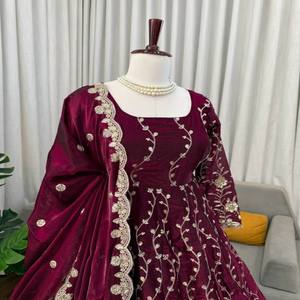 Conjunto Anarkali de Seda VASTRA COTTAGE con Dupatta con Lentejuelas y Pantalón de Micro Algodón, Completamente Cosido, para Fiestas y Eventos Étnicos - Product Image 4