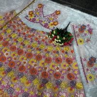 Lehenga Choli brodé en fil de soie Kasturi et de sequins, avec jupe évasée de 3,25 mètres et dupatta en soie créponnée de créateur