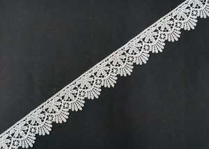 Bordure en dentelle ajourée soluble dans l'eau avec broderie florale délicate en soie de lait et appliques pour la décoration de robes de mariée et de vêtements - Product Image 1