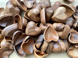 Bols en bois sculptés à la main en forme de cœur, bols de service en bois naturel, vaisselle de mariage, style chinois traditionnel, non revêtus - Product Image 1