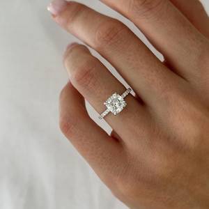 Bague de fiançailles en diamant de laboratoire taille coussin de 2 carats, avec halo caché et pavé de diamants taille coussin, or blanc, certifiée IGI - Product Image 1