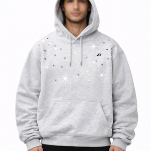 เสื้อฮู้ดผู้ชายประดับเพชรเทียมแบบกระจายตัว ทรงโอเวอร์ไซส์ ผ้าฟลีซกันหนาว สตรีทแวร์ ดีไซน์มินิมอล ไหล่ตก มีเชือกผูกและกระเป๋า - Product Image 1