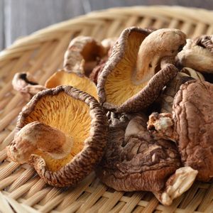 BEST-SELLER 2026 Champignons Shiitake Séchés de Qualité Supérieure, Têtes Sélectionnées Idéales pour la Préparation de Soupes et la Cuisson en Sauteuse - Product Image 5