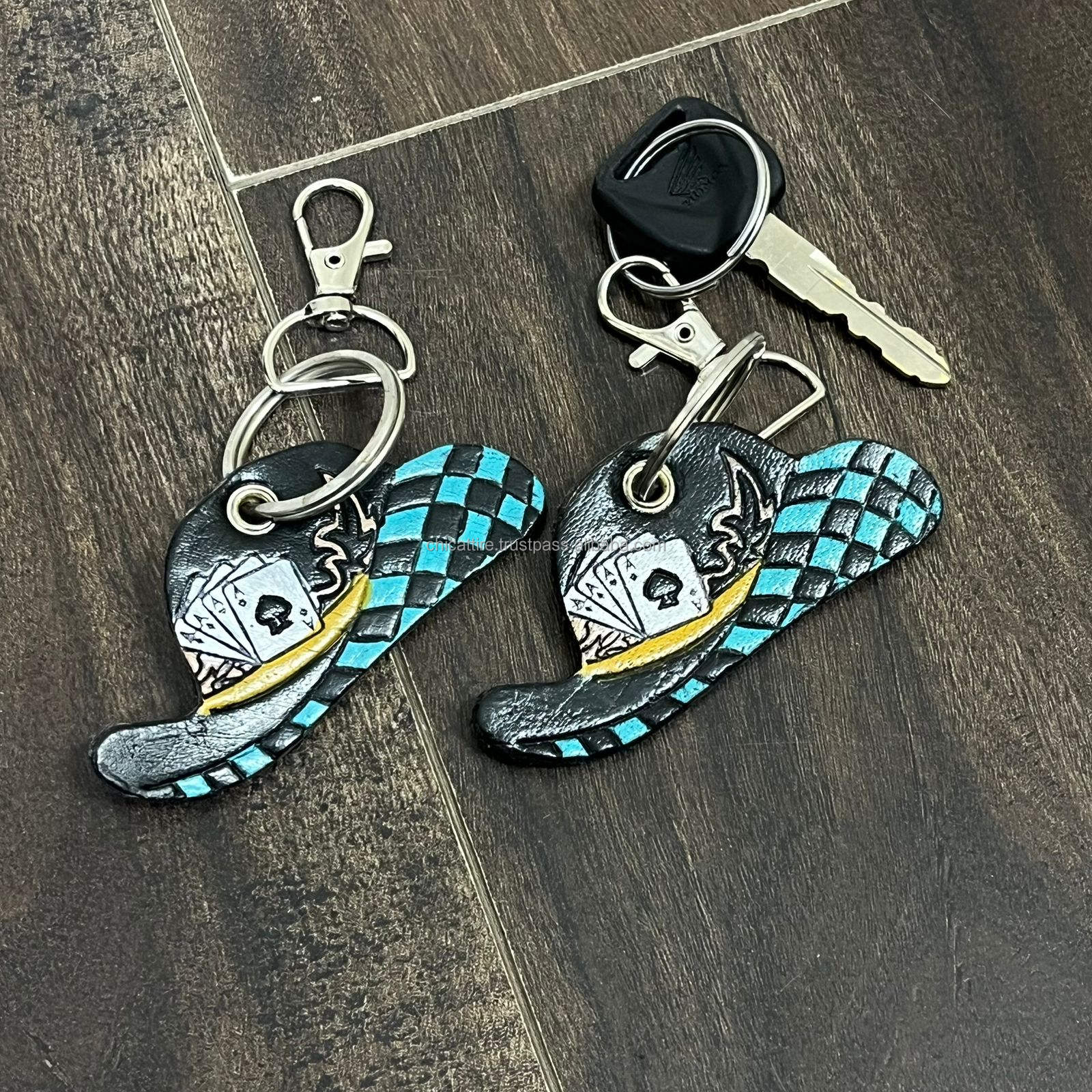 Turquoise et carreaux noirs