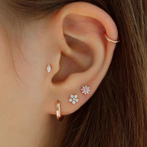 Fabricant de labrets minimalistes en or massif 14 carats |   Usine de bijoux de premier plan |   Fil à visser interne 16G 18G à dos plat en vrac - Product Image 3