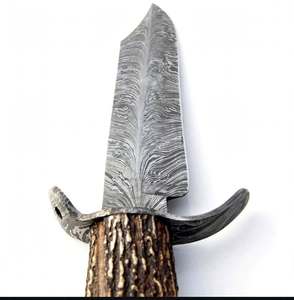 Cuchillo de Colección de Hoja Fija de Acero de Damasco con Patrón de Plumas Hecho a Mano y Personalizado – Mango de Asta de Ciervo - Product Image 4