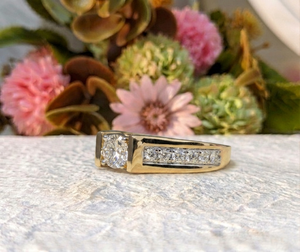 แหวนหมั้นเพชรแล็บทองคำแท้ 14K รุ่น Lurba Jewels CGR-0417 ทรงบริลเลียนต์ ประดับเพชรด้านข้างแบบช่อง ดีไซน์ทันสมัยสั่งทำได้ - Product Image 4