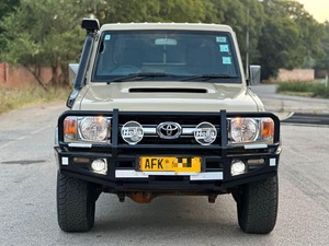 Land Cruiser Pickup d'occasion 2022, conduite à gauche, intérieur foncé, sièges en cuir, pneus R18, barres de toit en alliage d'aluminium, caméra de recul - Product Image 1