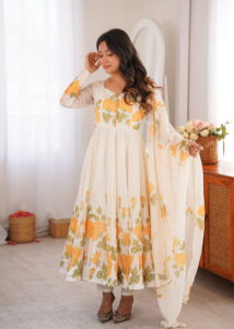 Presentamos el Nuevo Traje Maxi Anarkali de Diseñador en Estilo Elegante y Sencillo con Trabajo Koti en Seda Organza, Sin Arrugas, de Secado Rápido y Reversible - Product Image 3
