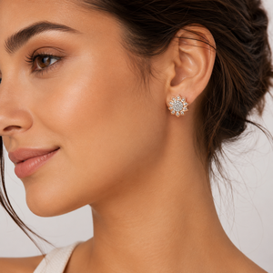 Boucles d'oreilles clous florales en or rose 18 carats avec diamants sertis clos, poli miroir, pour femme, bijoux de créateur, idéales pour fêtes et mariages - Product Image 1