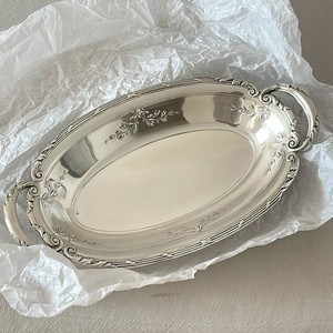 Plateau de service en métal classique et luxueux pour la décoration intérieure, le service hôtelier et la présentation sur table de restaurant, décoration d'hôtel - Product Image 1