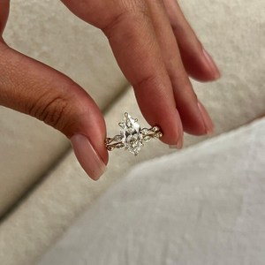 แหวนเพชรทรงมาร์คีส์ 2.01 กะรัต ดีไซน์หรูหรา วงคู่ สำหรับผู้หญิง เพชรเลี้ยงในห้องปฏิบัติการ ทองคำขาว 14k เหมาะสำหรับงานหมั้น งานเลี้ยง และโอกาสพิเศษ - Product Image 5