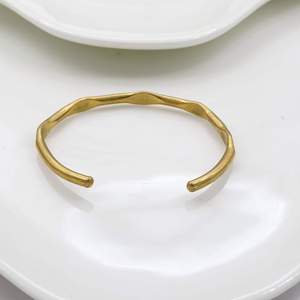 Bracelet manchette en laiton plaqué or, design ouvert classique, bijoux unisexe réglables - Product Image 3