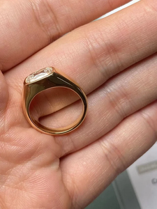 Bague classique en or jaune avec diamant taille émeraude, bijou de fiançailles unisexe - Product Image 5