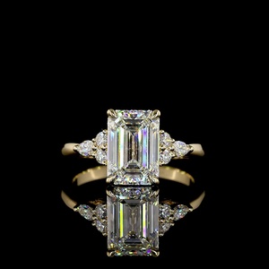 Bague de fiançailles vintage en or jaune 14 carats pour femme, avec trois pierres, diamant de laboratoire taille émeraude certifié IGI de 2,5 carats - Product Image 1