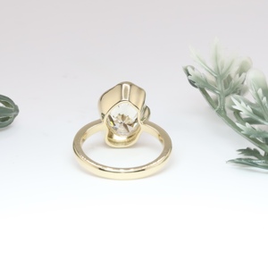 Bague de fiançailles TULSIYA JEWELS en or jaune avec diamant de laboratoire taille ovale, sertissage unique ondulé, solitaire à bord liquide, alliance fine - Product Image 4