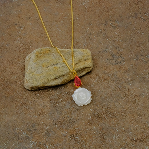 Pendentif sculpté à la main en nacre, collier bohème fleuri rose fuchsia, bijou plaqué or avec pierres précieuses délicates, cadeau pour elle - Product Image 4