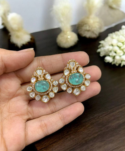 Pendientes de lujo de calidad premium con pedrería Polki, hermosos y ligeros, perfectos para fiestas, bodas y complementan cualquier atuendo. - Product Image 3