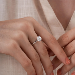 Bague de fiançailles solitaire en diamant de laboratoire rond brillant certifié IGI VVS2 avec diamants d'accentuation sous la galerie - Product Image 2